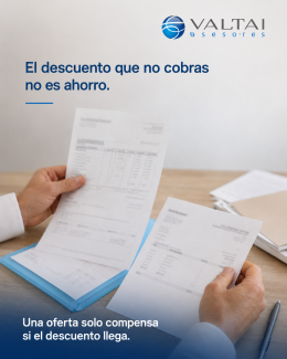 Manos revisando un descuento de proveedor en una factura de farmacia.